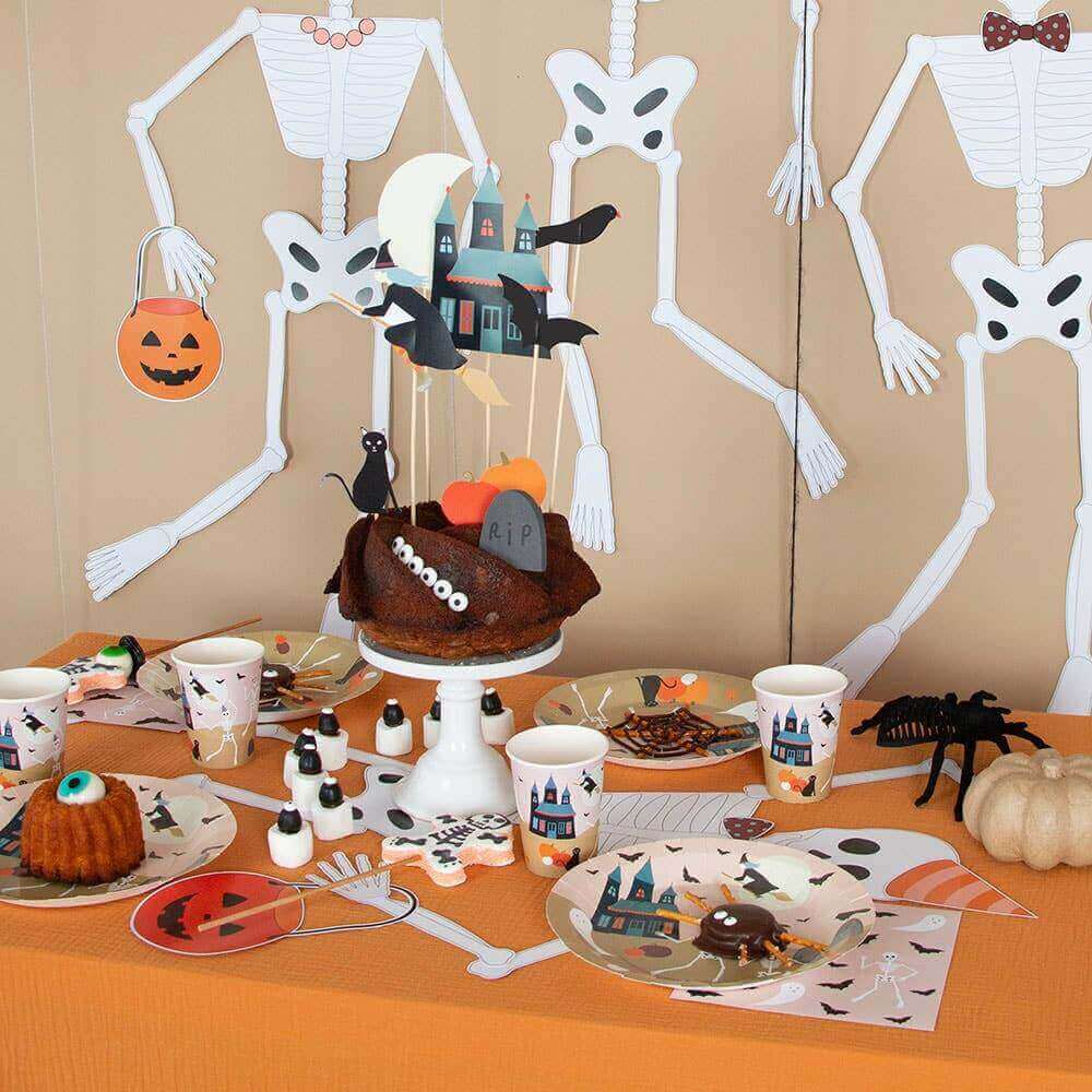 8 HALLOWEEN Teller auf dem Tisch