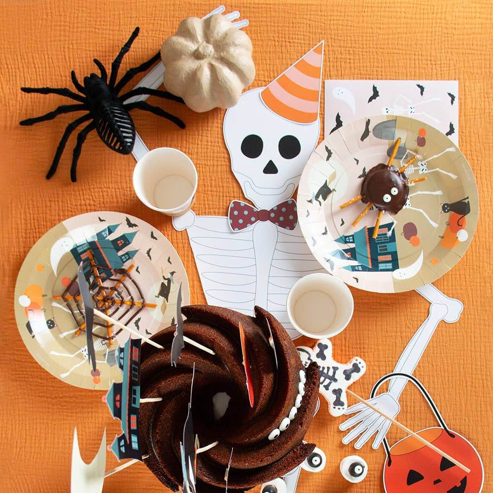2 Papier-SKELETTEN-Set auf dem Tisch
