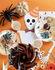 2 Papier-SKELETTEN-Set auf dem Tisch
