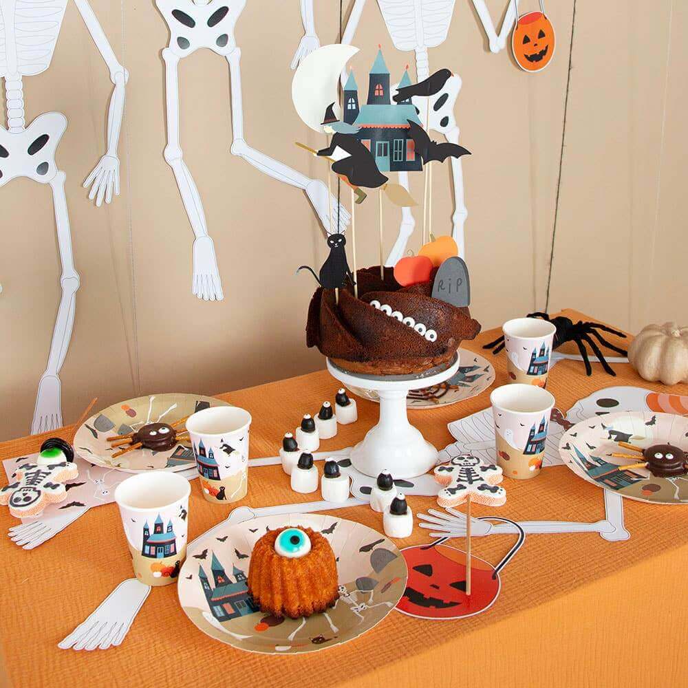 8 HALLOWEEN Teller auf dem Tisch