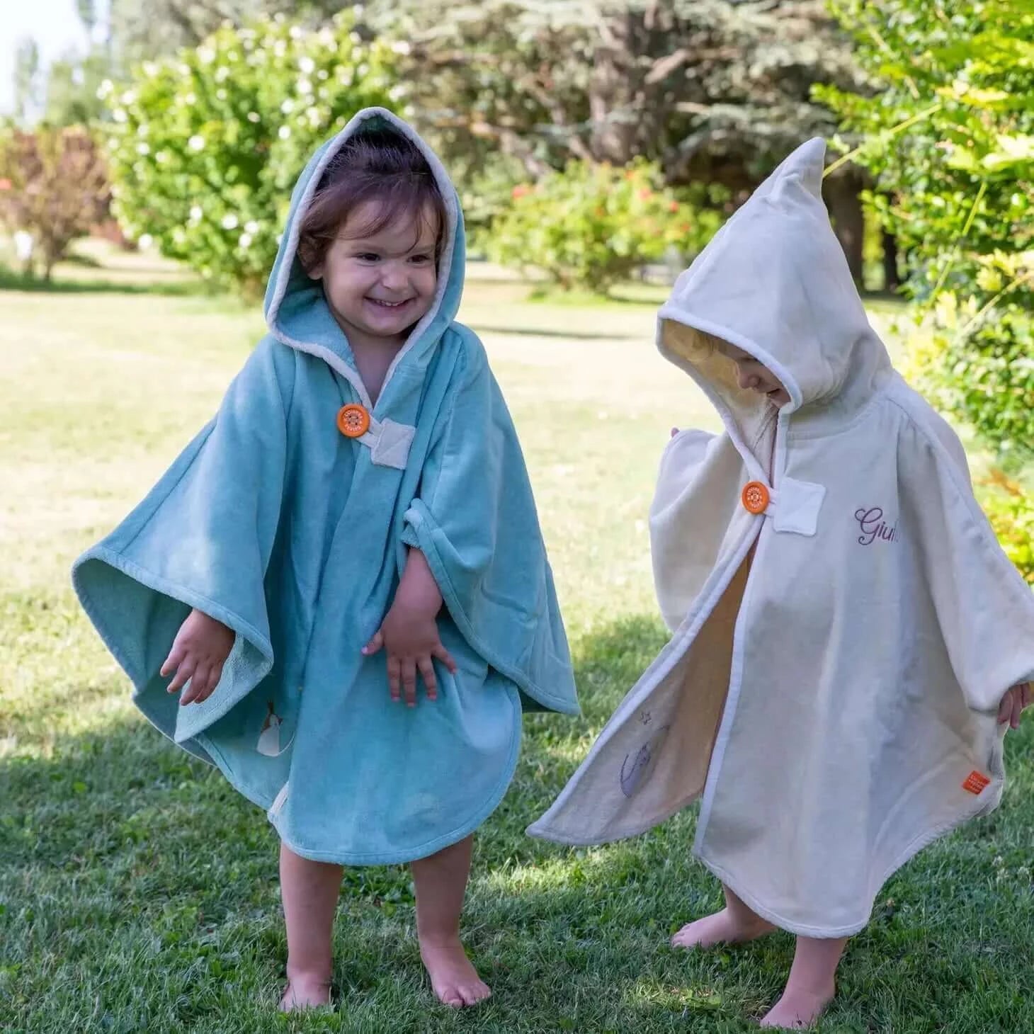 glückliche Kinder tragen Badecape - Outdoor