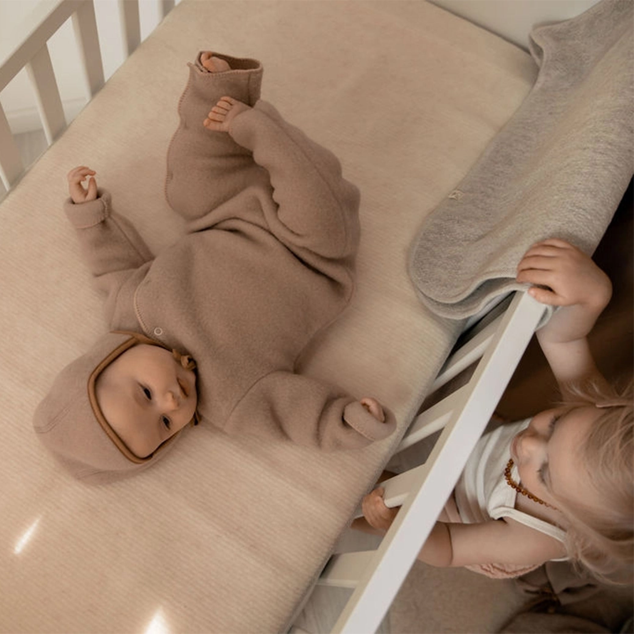 Tutina da neonato realizzata al 100% in morbidissima lana merino