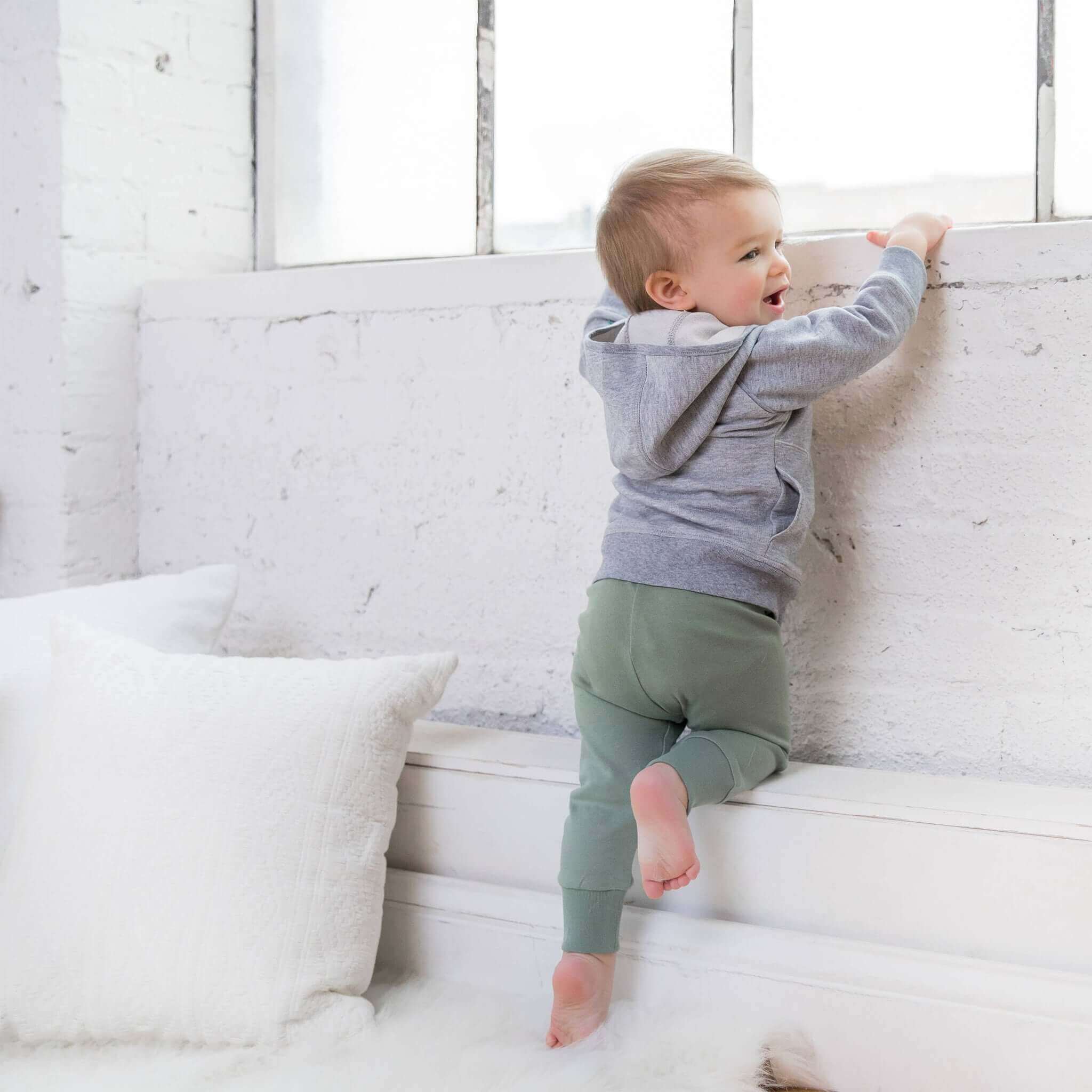 Baby in Thymianfarbe Jogginghose