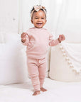 Baby traegt Bio-Kapuzenpullover Madison in Blush