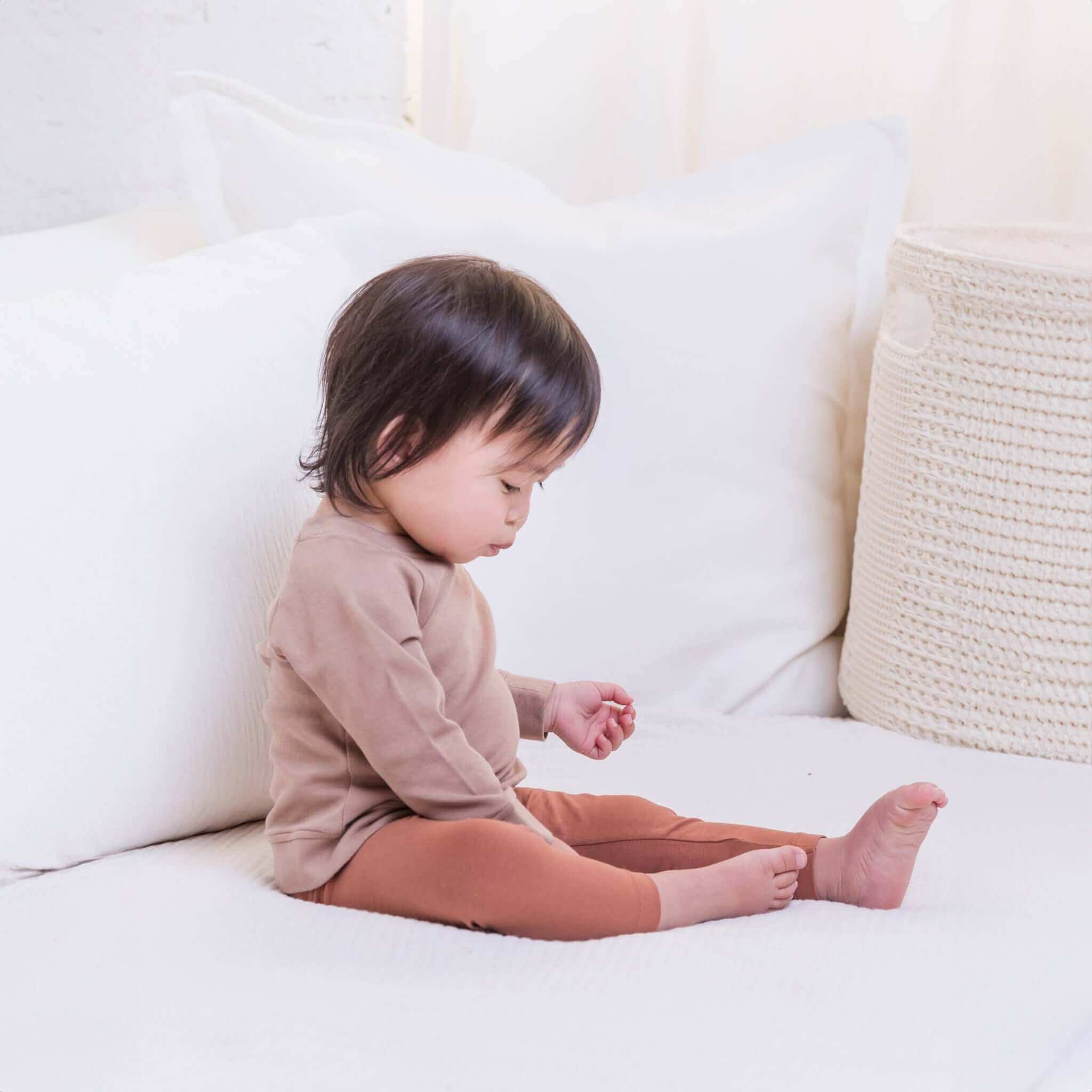 Baby traegt Portland Sweatshirt in Trueffel