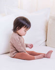 Baby traegt Portland Sweatshirt in Trueffel
