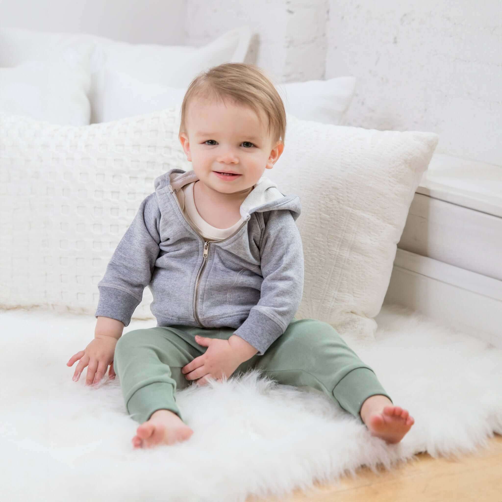 Baby traegt Jogginghose in thymian