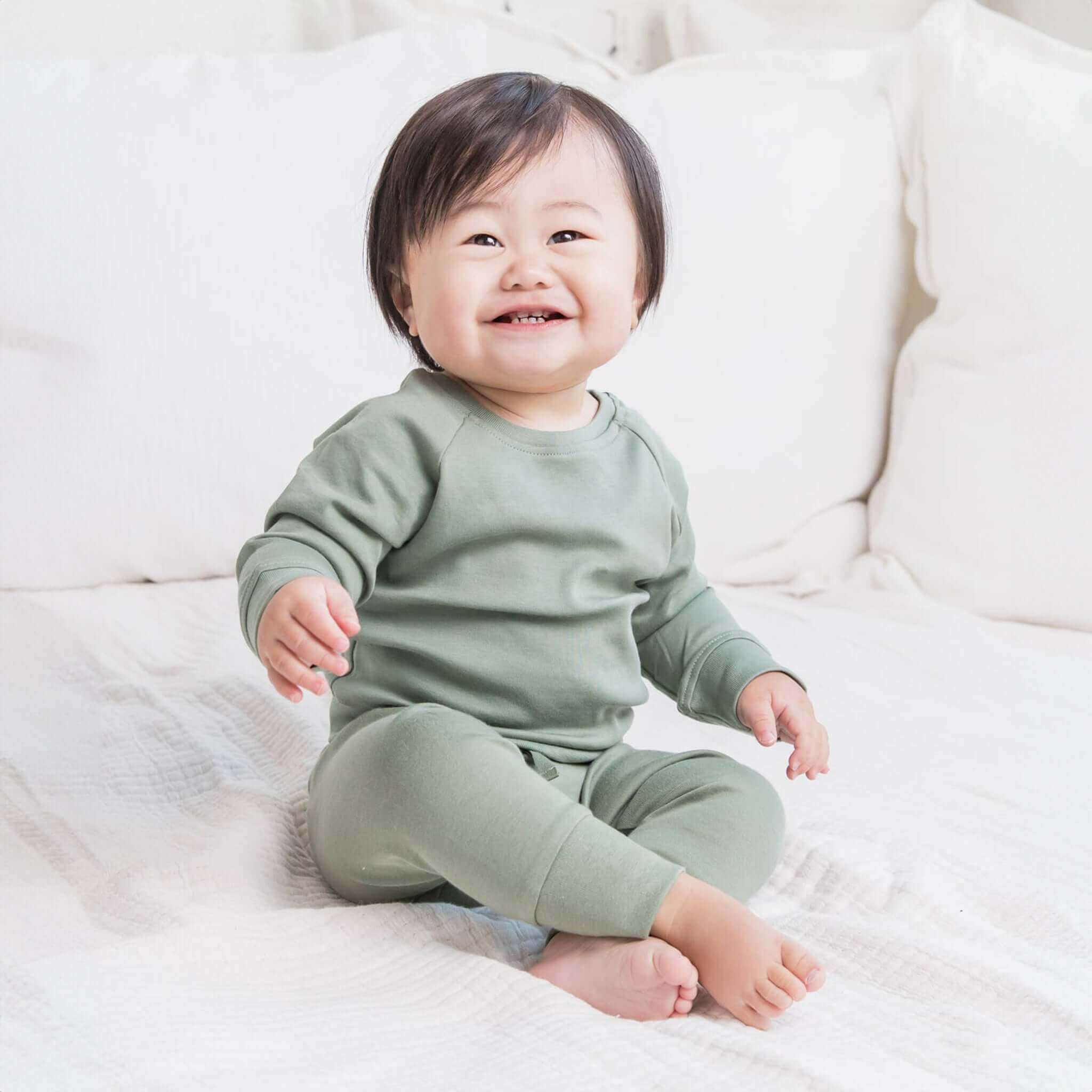 Baby traegt Portland Bio Jogginhose_Sweatshirin in Thymian