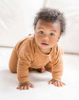 Baby traegt Portland Sweatshirt_Jogginhose in Ingwer