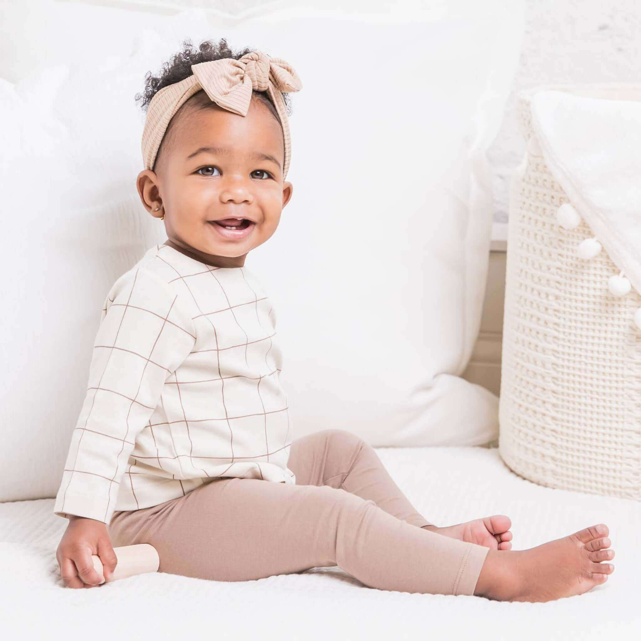 Baby traegt Bio-Baumwolle Leggings in Trueffel