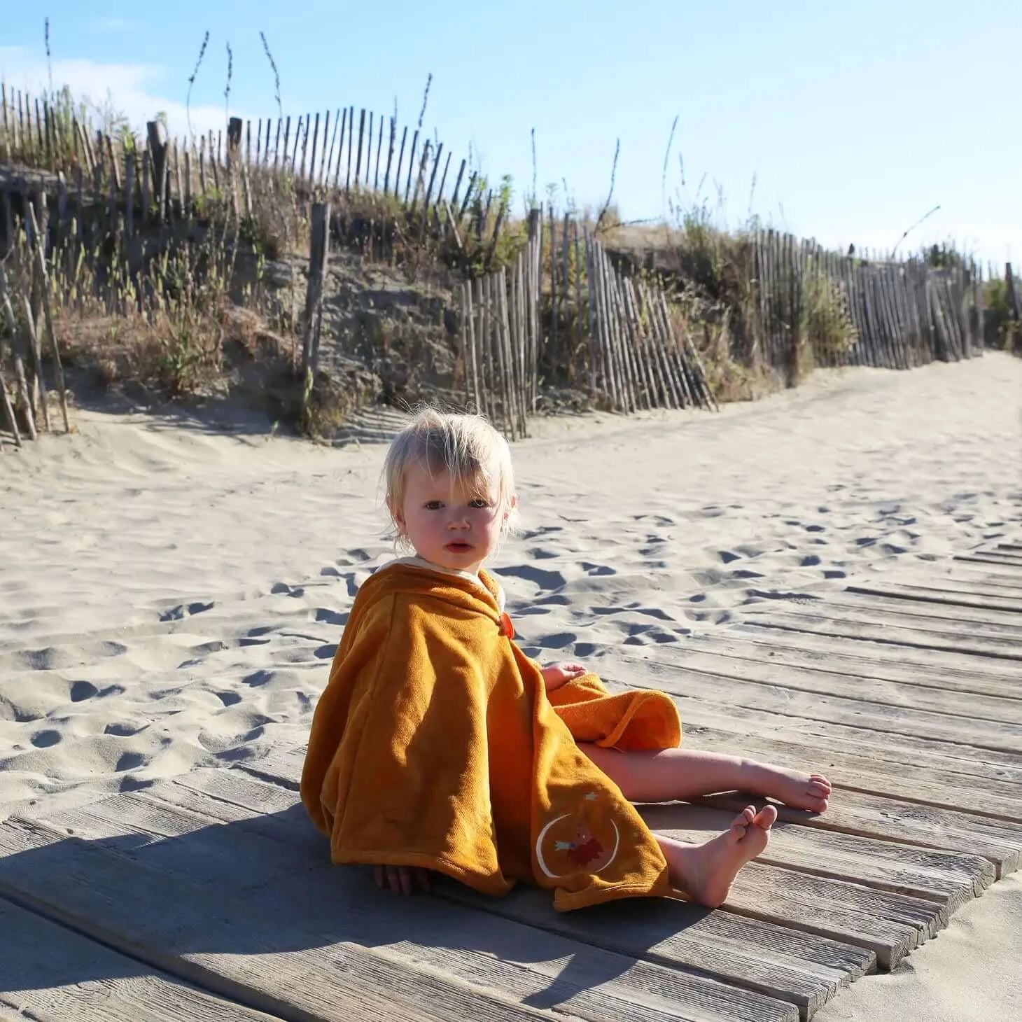 ein Kind im Badecape - Der Safranlöwe - am Strand