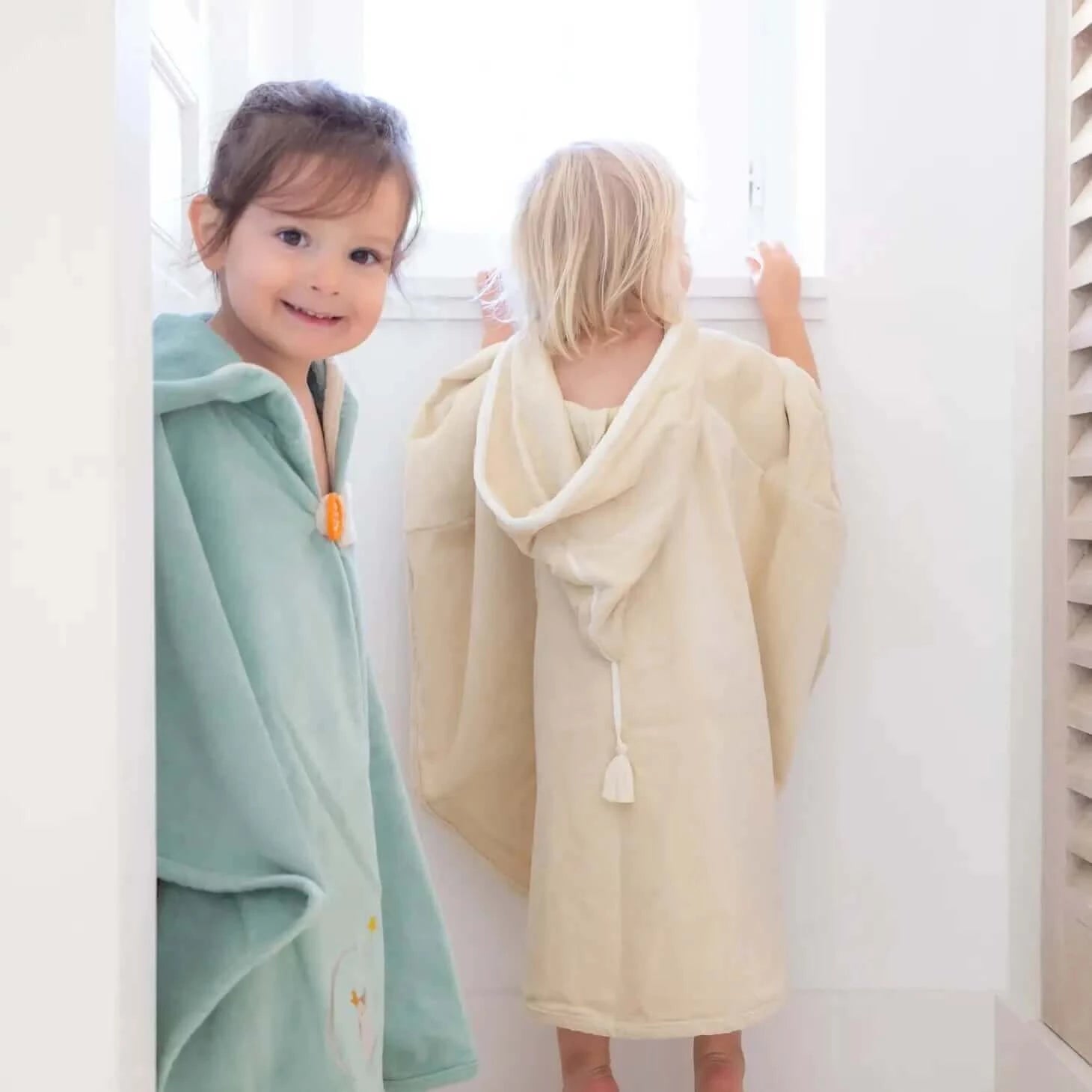 Kinder tragen L'oiseau Bateau Badecapen - Im Badezimmer