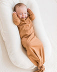Baby traegt Bio Knoten-Kleid in Ingwer