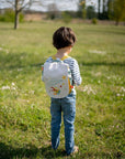 Ein Kind trägt Der Junge und der Drachenflieger Kinderrucksack