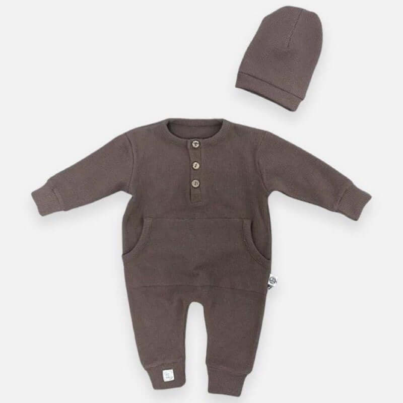 Baby Natural Overall und Mütze in Braunfarbe
