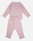 Die Rückseite des Pyjama-Sets in Rosa