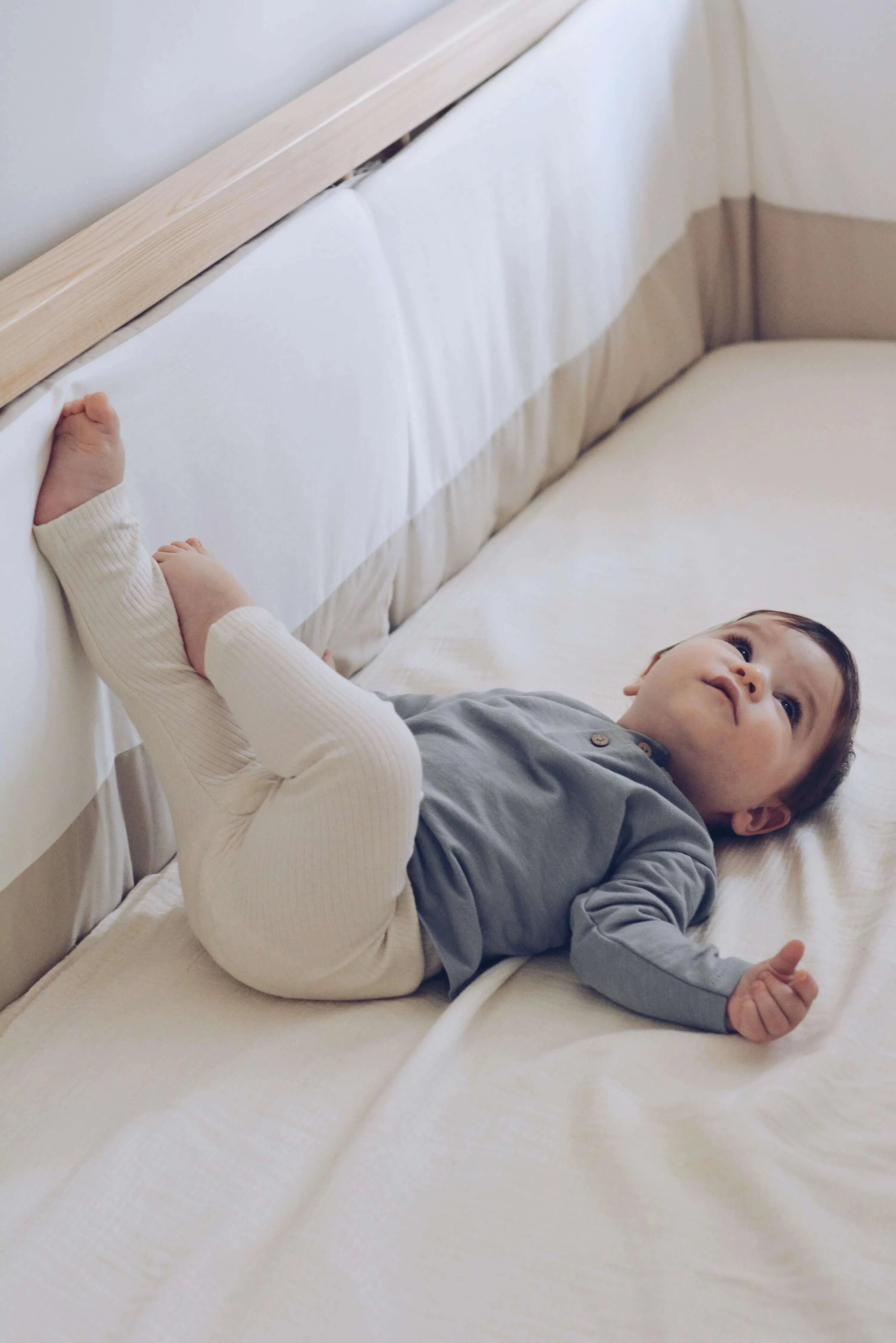 ein Baby, das PEPA-Leggings aus Bio-Baumwolle trägt