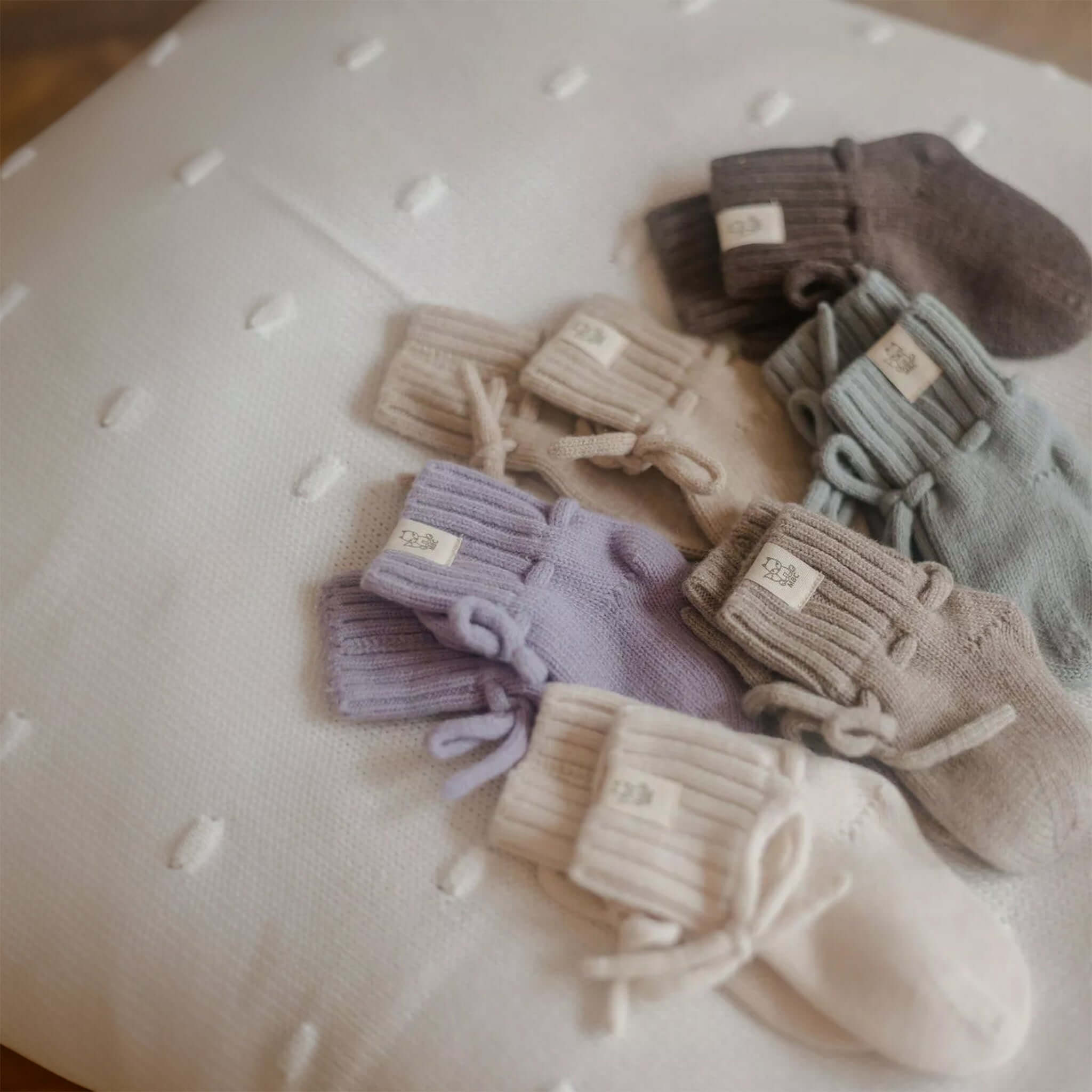 Hausschuhe in verschiedenen Farben für Babys