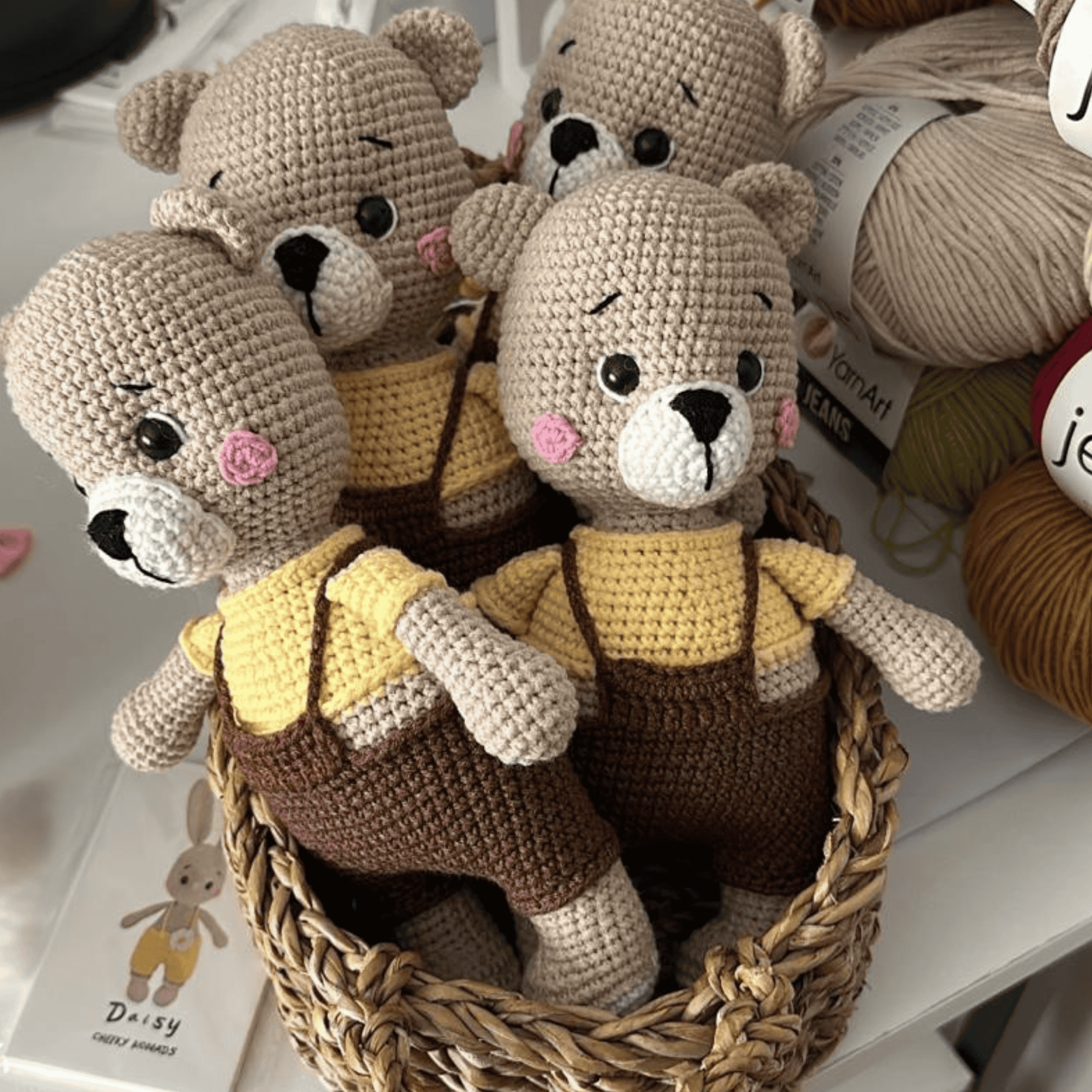 handgemachter Amigurumi Bär Honey - Bio-Häkelpuppe