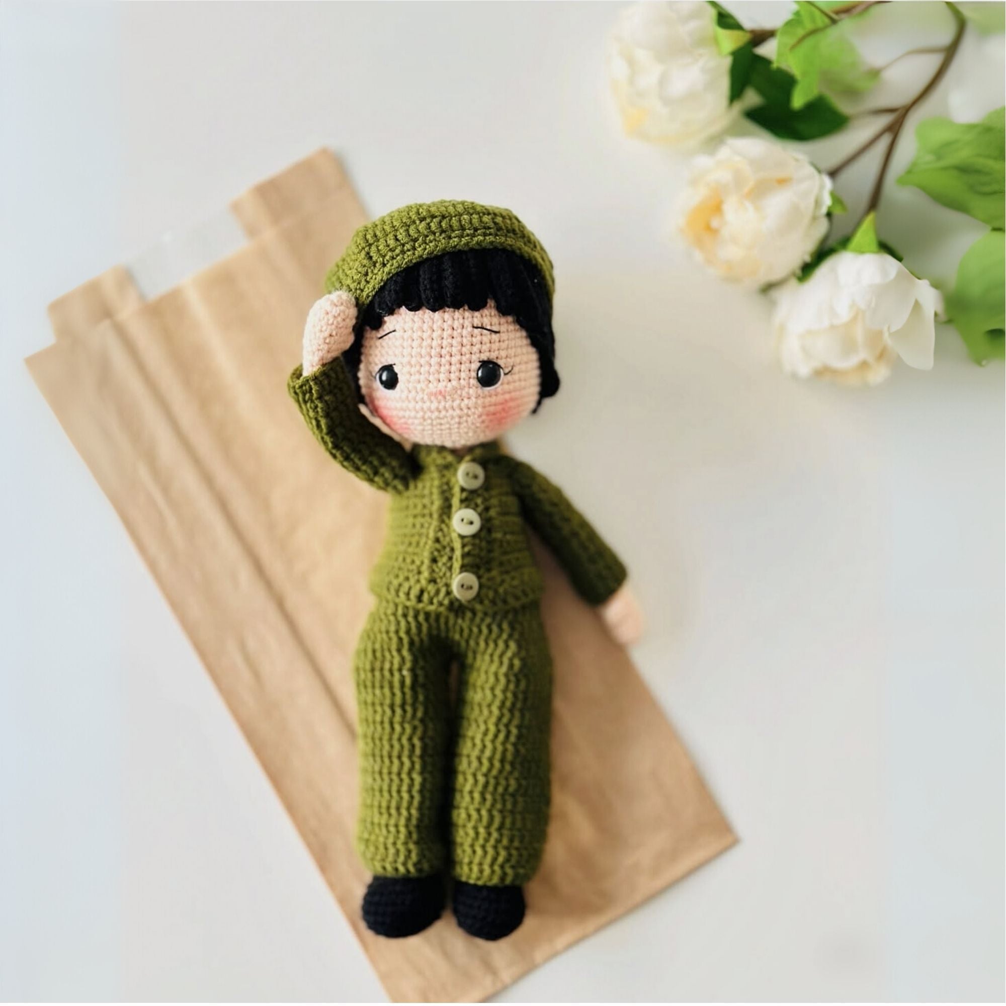 handgemachter Amigurumi Freund Noah - Bio-Häkelpuppe