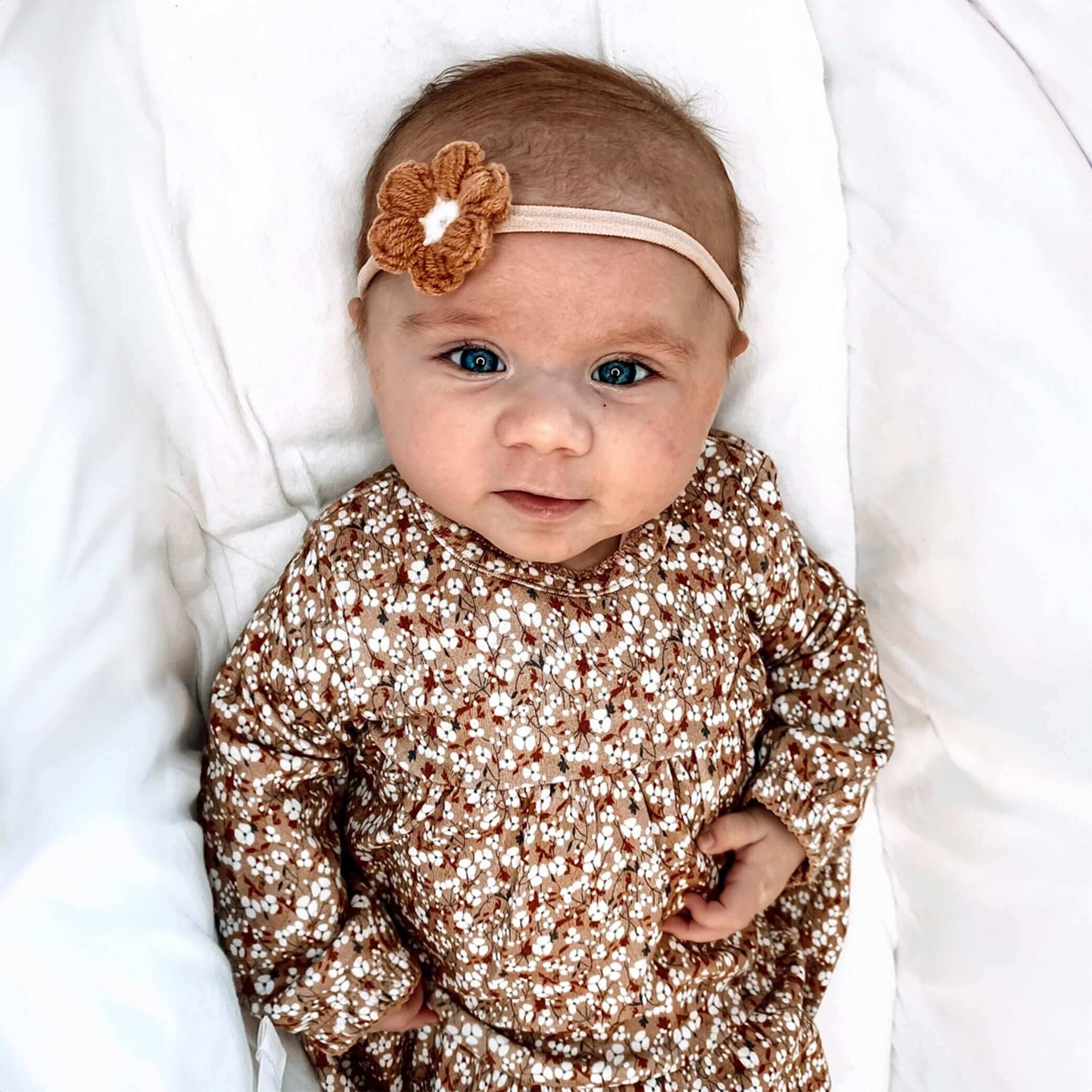 Baby trägt Beau Kamel Stirnband