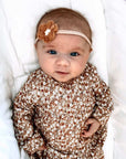 Baby trägt Beau Kamel Stirnband