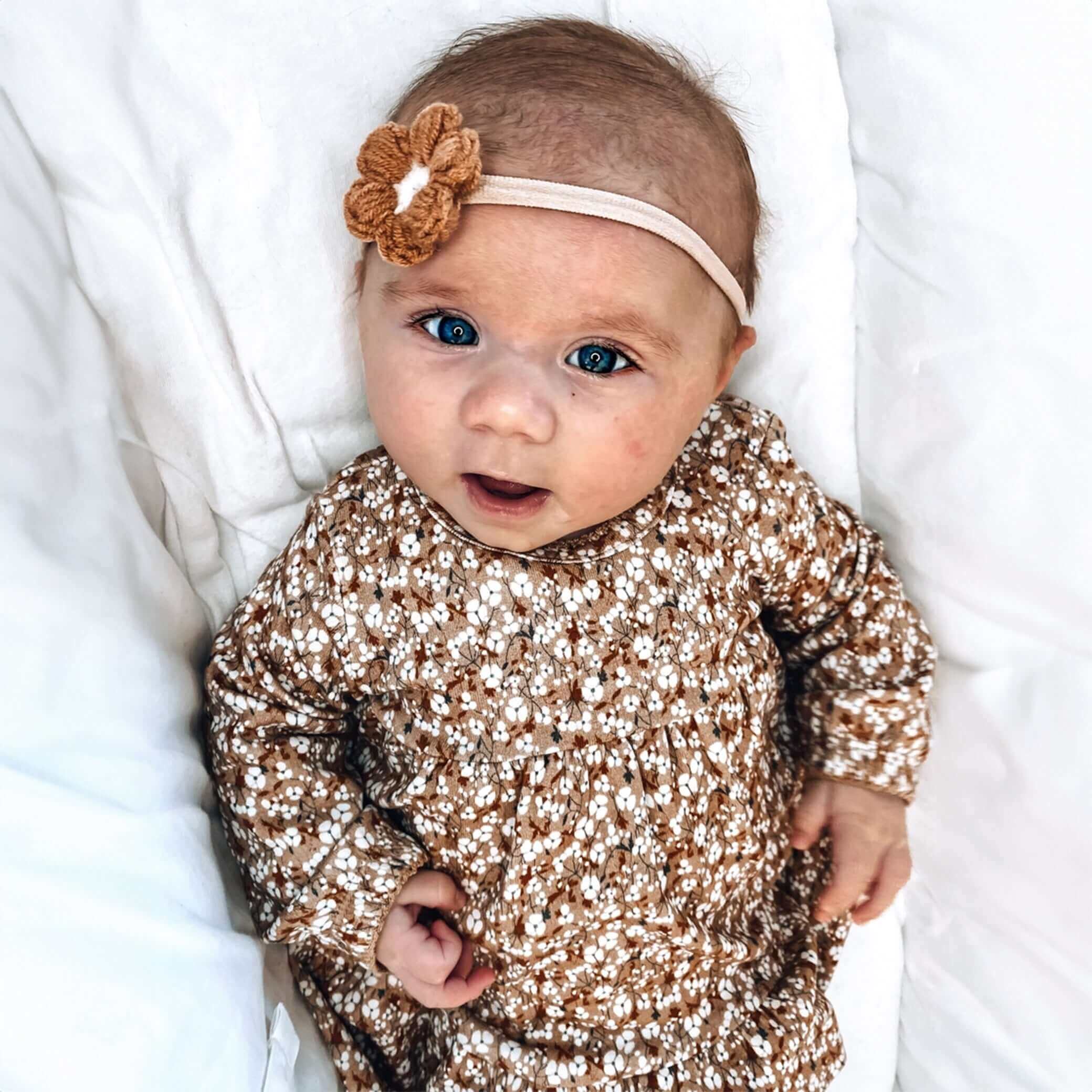 Süsses Baby trägt Beau Kamel Stirnband