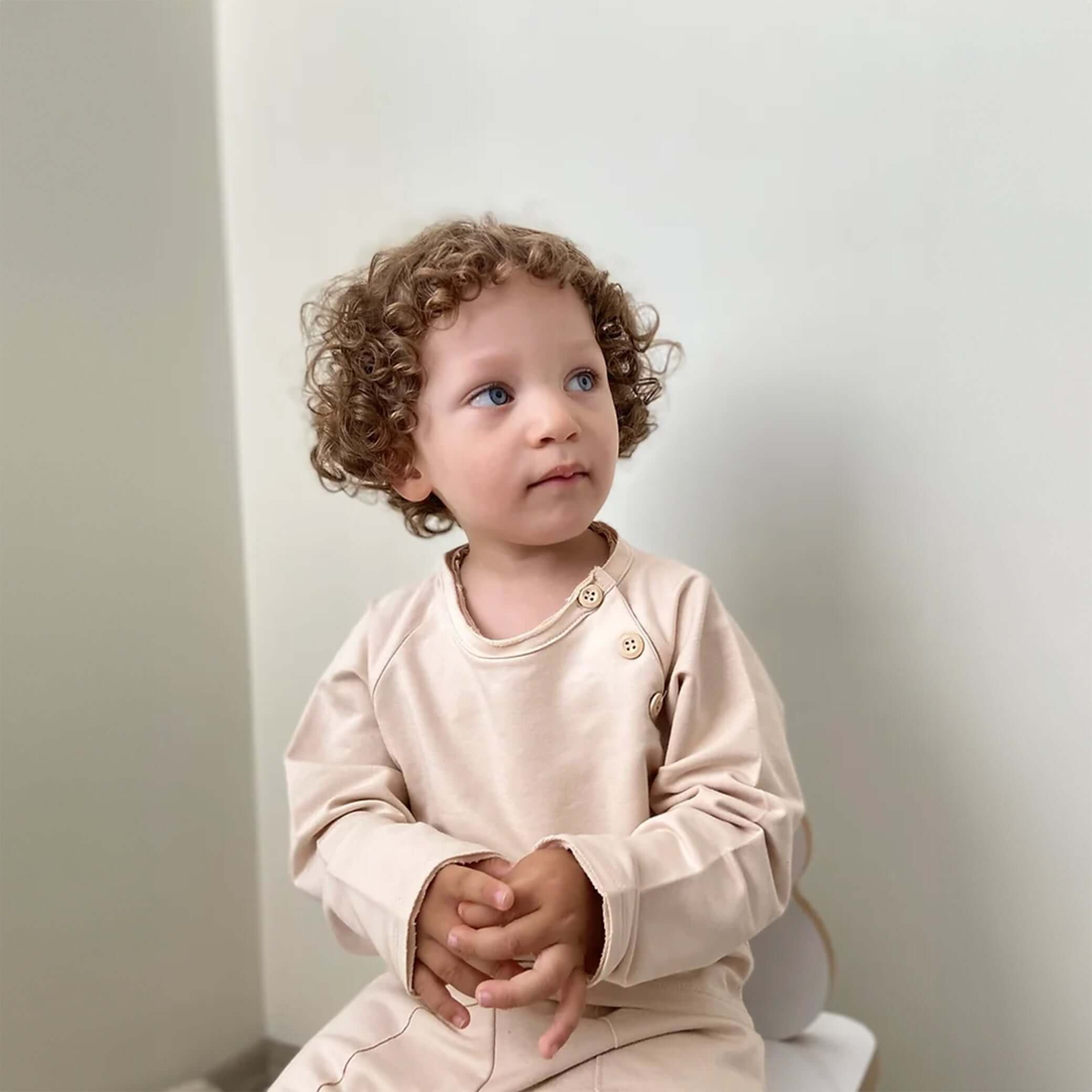 DAS MODEL TRÄGT DAS 2-TEILIGE SET IN BEIGE