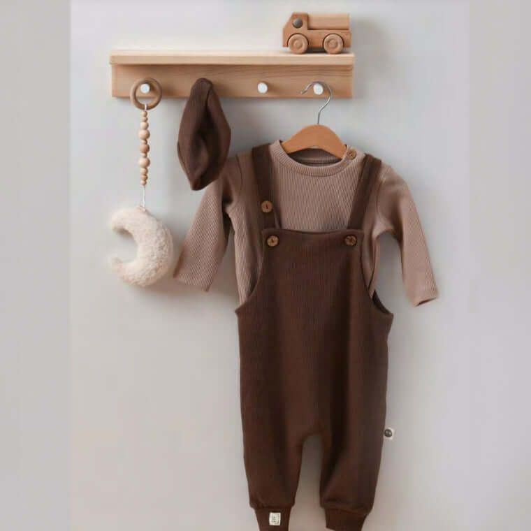 3er-Set Natural Waffle Overall + Pullover + Mütze hängend