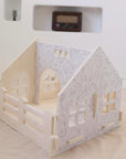 Holz Puppenhaus mit Eichhörnchen- & Hasenmotiven – inkl. Möbel