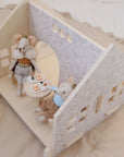 Holz Puppenhaus mit Eichhörnchen- & Hasenmotiven – inkl. Möbel