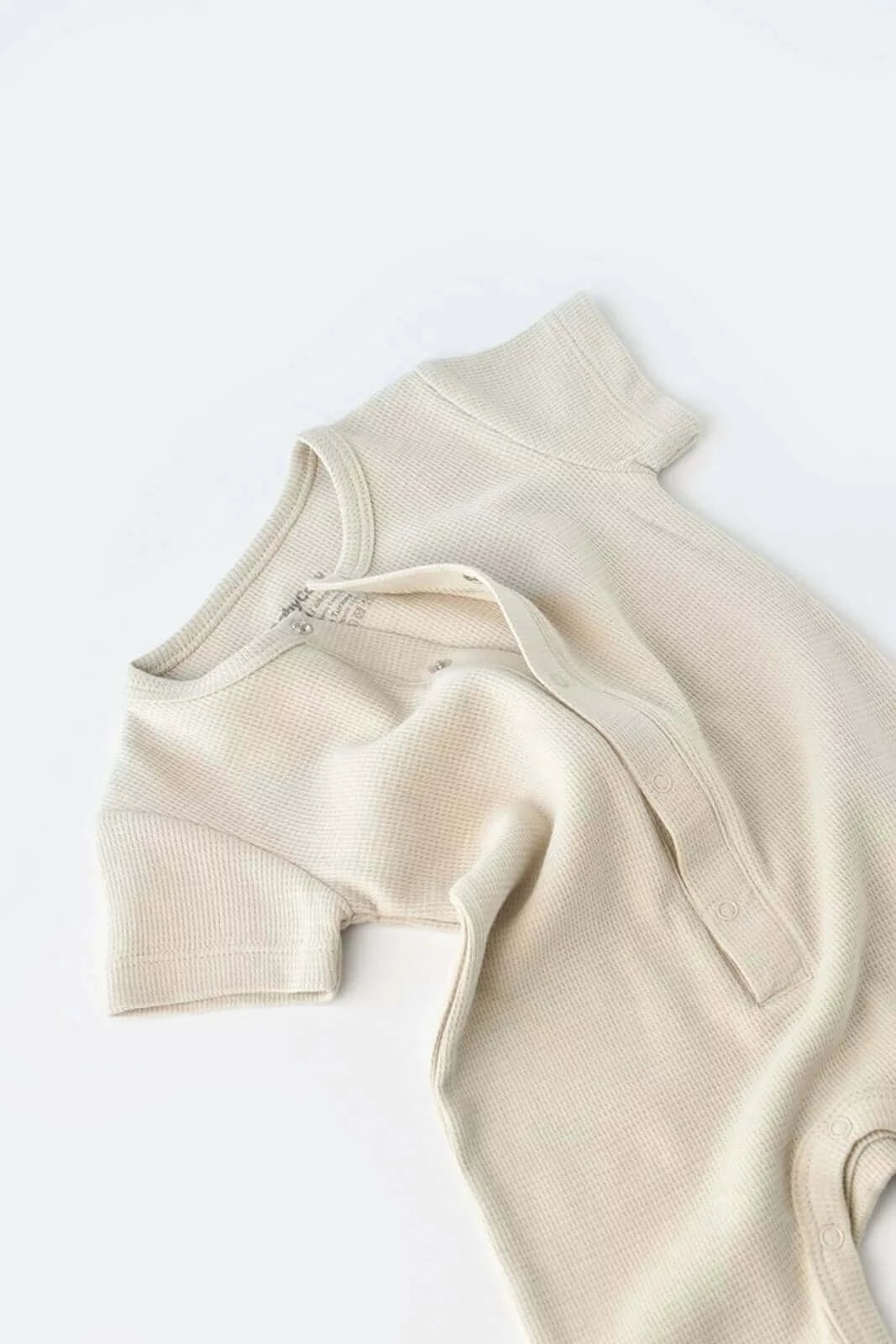 Kurzarm-Strampler aus Bio-Baumwolle - Ecru - Cheeky Nomads