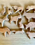 12-teiligen Set aus Holztieren