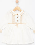 besticktes Kleid mit Knöpfen aus natürlicher Baumwolle