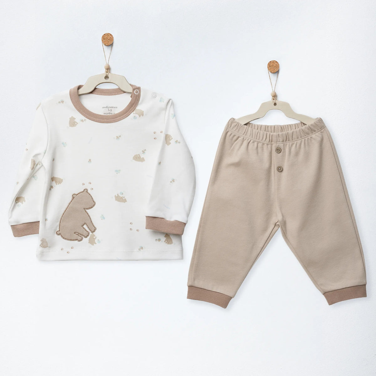 Andywawa Baby-Set Forest Nursery mit ecrufarbenem Langarmshirt, Bärenapplikation und beiger Hose mit Bündchen