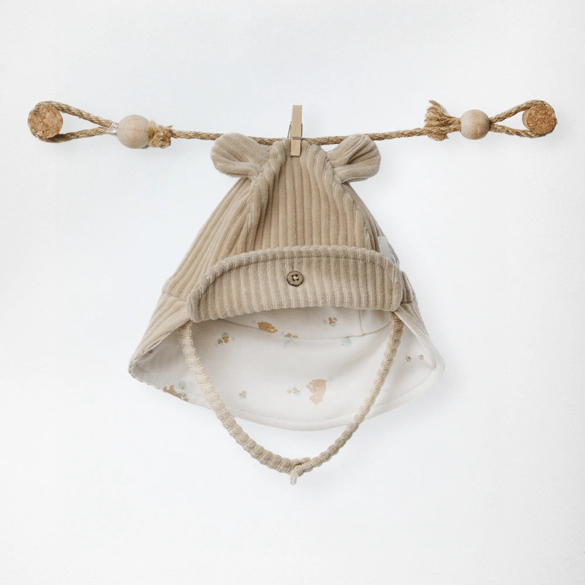 Beige Andywawa Babymütze Forest Nursery mit Öhrchen, Bindebändern, dekorativem Knopf und gemustertem Baumwollfutter
