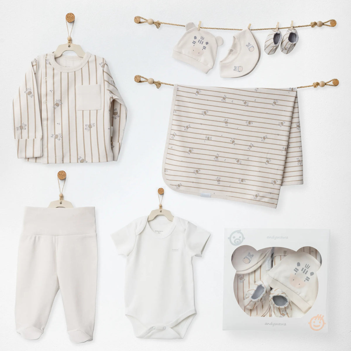 Andywawa Neugeborenen-Set ZZZ Zebra mit gestreiftem Oberteil, Hose, Body, Mütze, Lätzchen, Babyschühchen und Decke in Beige und Ecru
