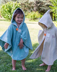 glückliche Kinder tragen Badecape - Outdoor