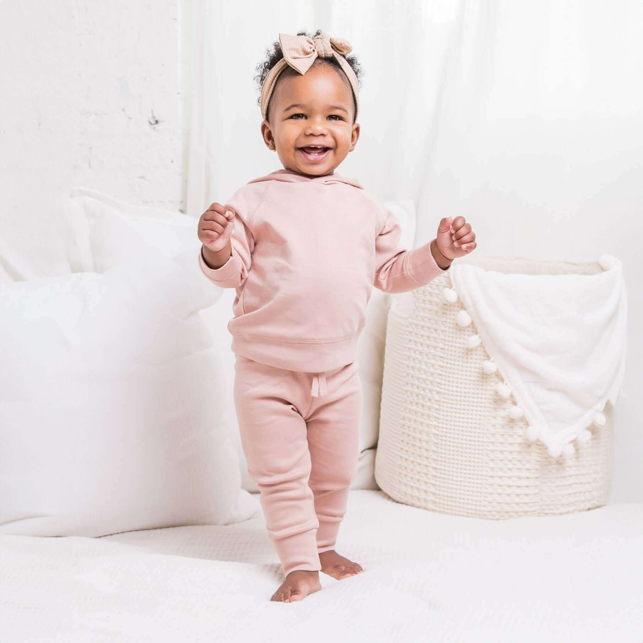 Baby traegt Bio-Kapuzenpullover Madison in Blush
