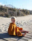 ein Kind im Badecape - Der Safranlöwe - am Strand