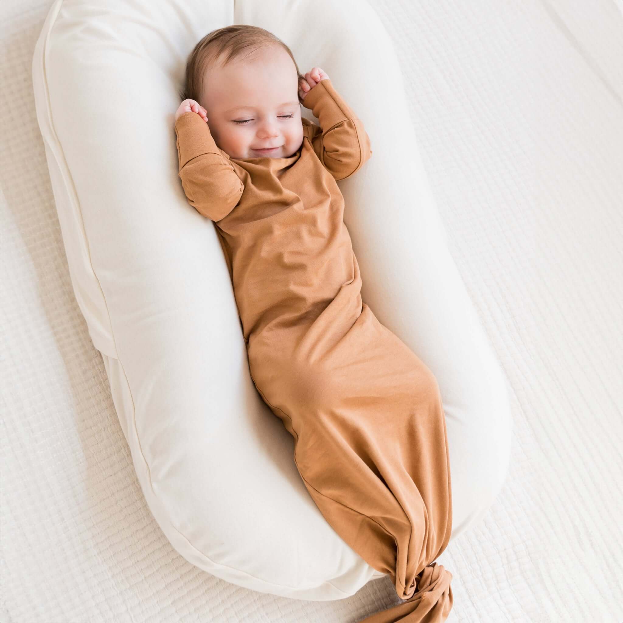 Baby traegt Bio Knoten-Kleid in Ingwer