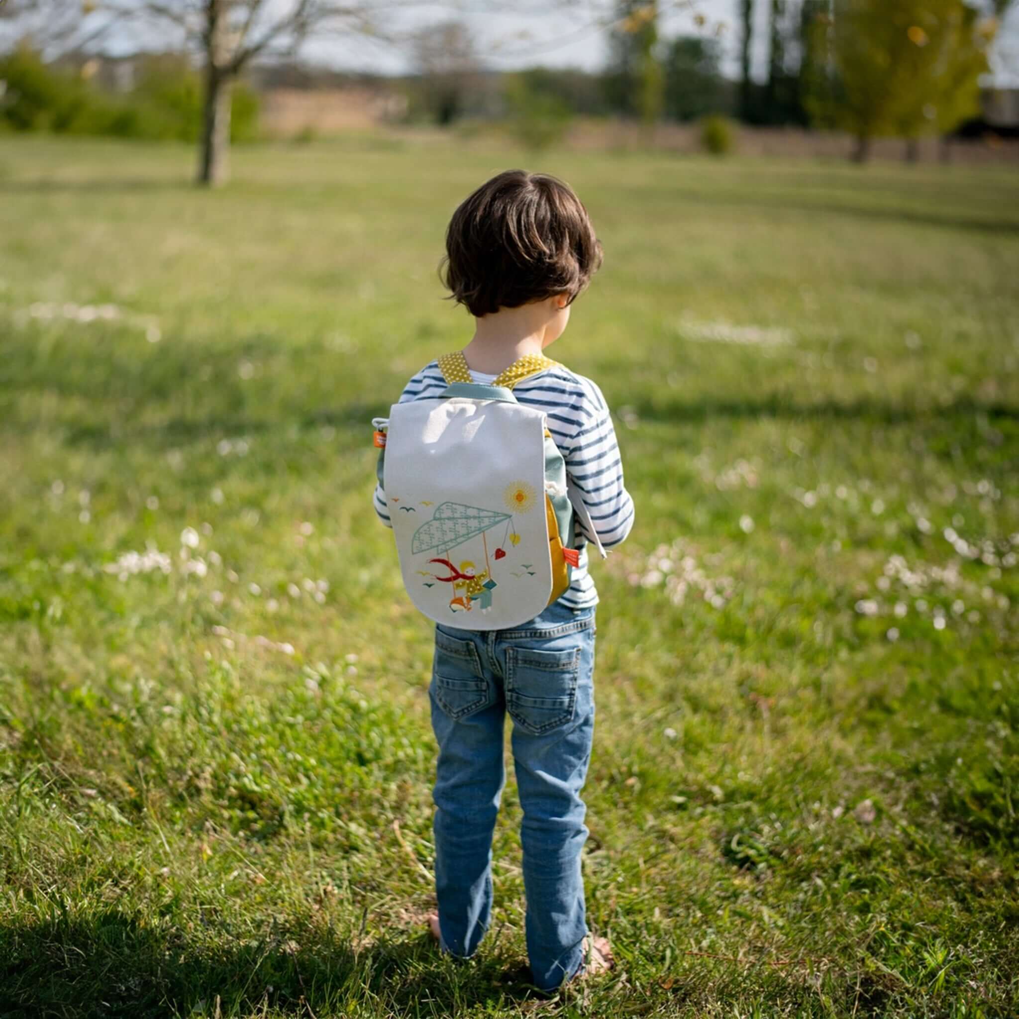 Ein Kind trägt Der Junge und der Drachenflieger Kinderrucksack