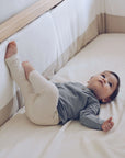 ein Baby, das PEPA-Leggings aus Bio-Baumwolle trägt