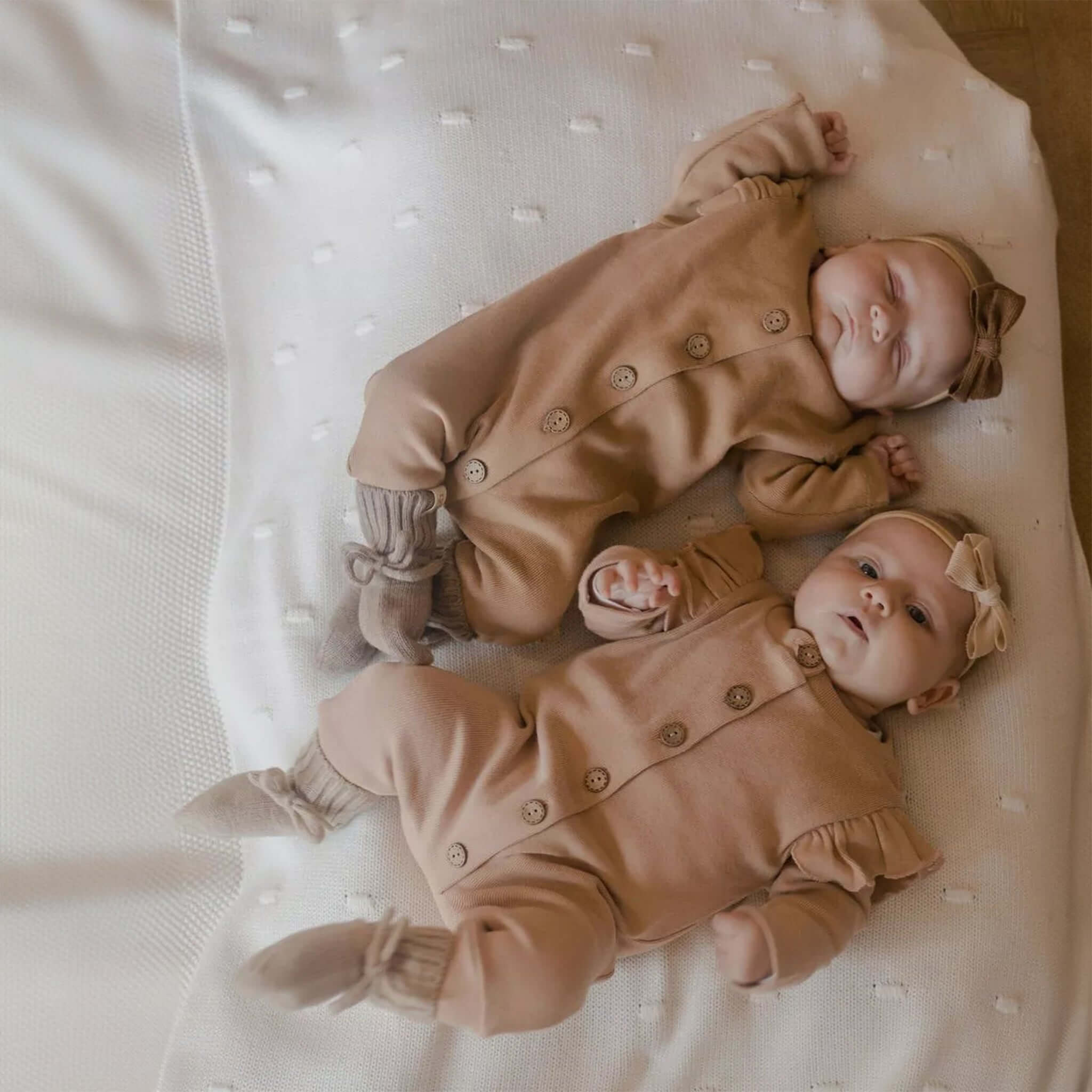 Babys tragen die Baby-Hausschuhe aus Merinowolle in Beige
