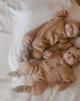 Babys tragen die Baby-Hausschuhe aus Merinowolle in Beige