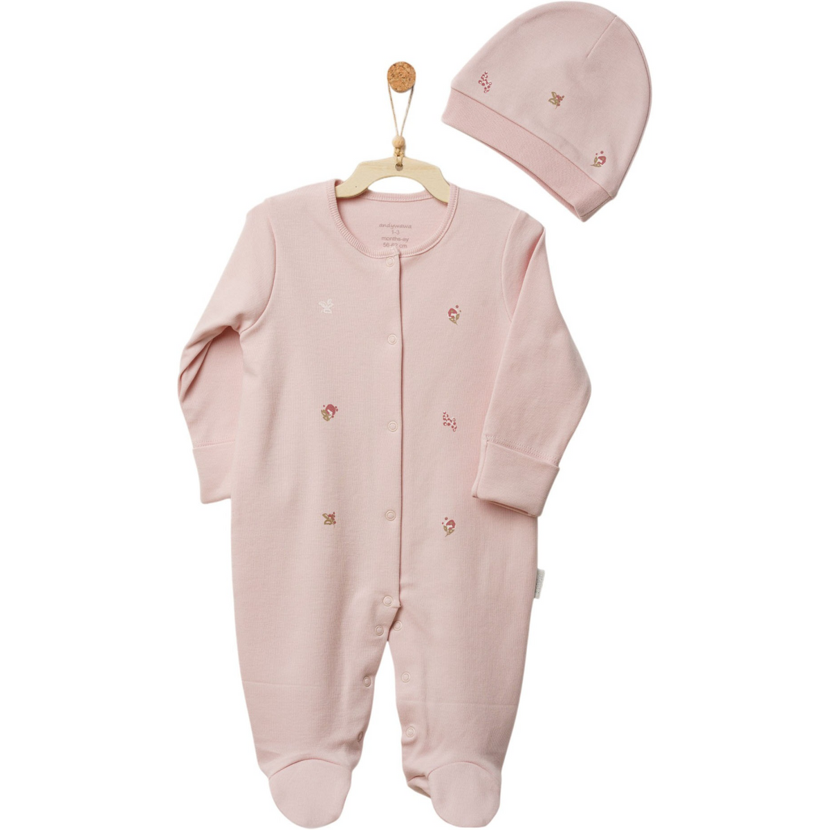 Rosa Andywawa Baby-Strampler Floral Dreams mit kleinen Stickereien, geschlossenen Füssen und passender Mütze