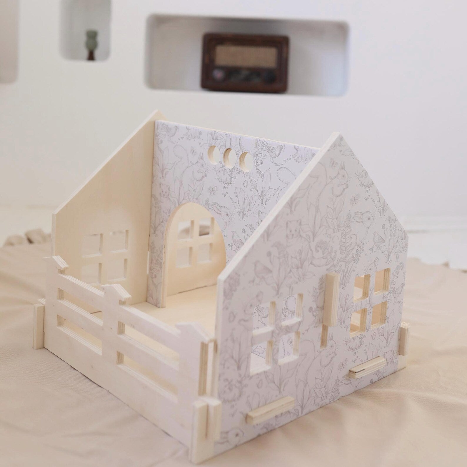 Holz Puppenhaus mit Eichhörnchen- &amp; Hasenmotiven – inkl. Möbel