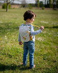 Ein Kind trägt Kinderrucksack