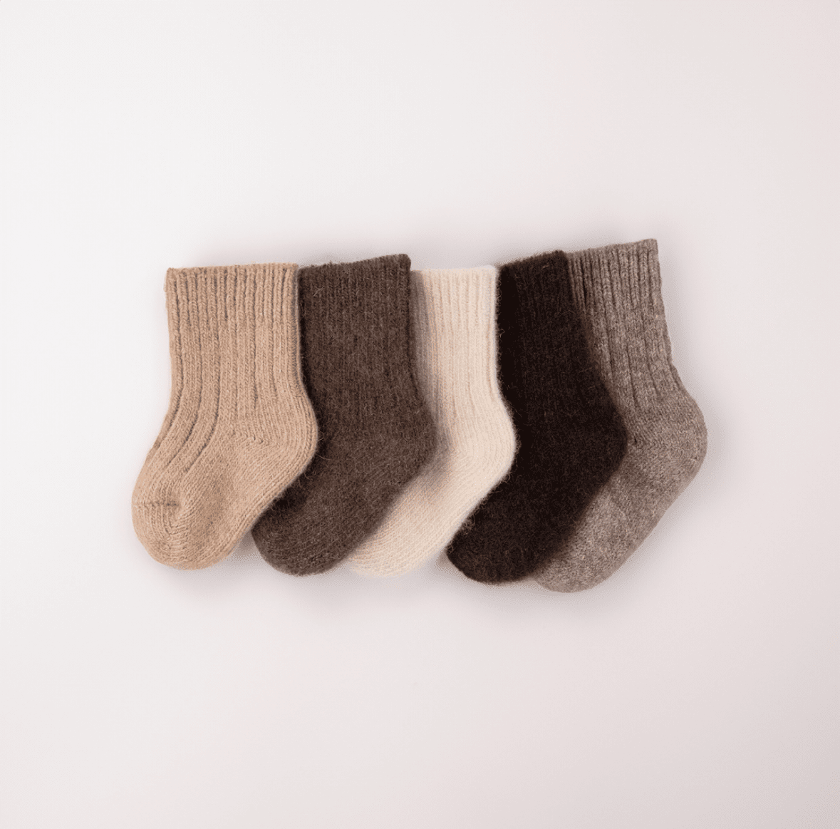 Socken in verschiedenen Farben aus Schafswolle